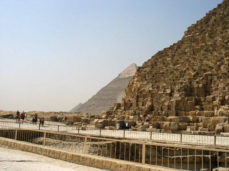 Cheops-, Chephren- und Mykerinos-Pyramide in einer Reihe