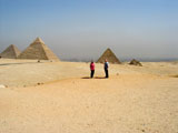 alle drei Pyramiden vom Aussichtspunkt am Rande der Wste