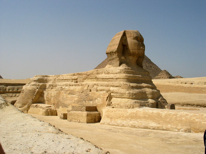 Der Sphinx, W?chterfigur der Chephren-Pyramide (im Hintergrund die Cheops-Pyramide)