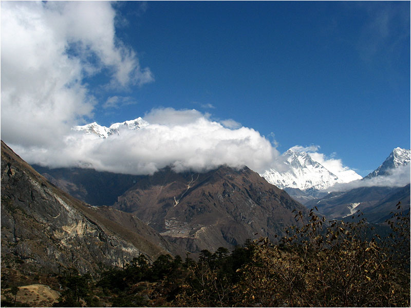 Blick auf den Everest in den Wolken - rechts der Lotse