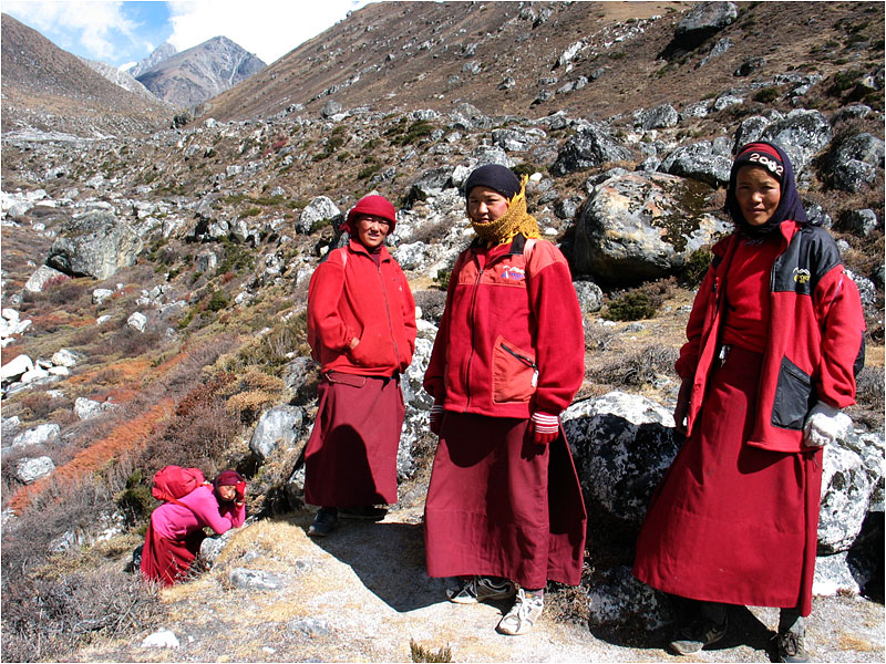Buddistische Nonnen auf Spendensammeltour im Tal des Dudh Koli.