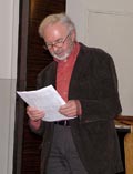 Dr. Bernd Dahm beim Verlesen seiner Gedanken (96K)