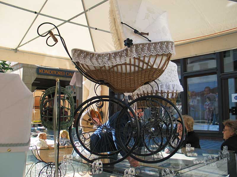 historische Kinderwagen auf dem Korbmacherfest  Lichtenfels
