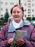 Fr. Dr. Josepha Wiefel erlutert die Wanderroute in Groschwabhausen