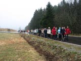 50 Wanderer auf der Strae von Holzdorf nach Obergrunstedt