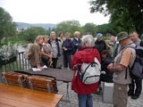 Petra Bauer erlutert am Camsdorfer Ufer die 7 Wunder von Jena