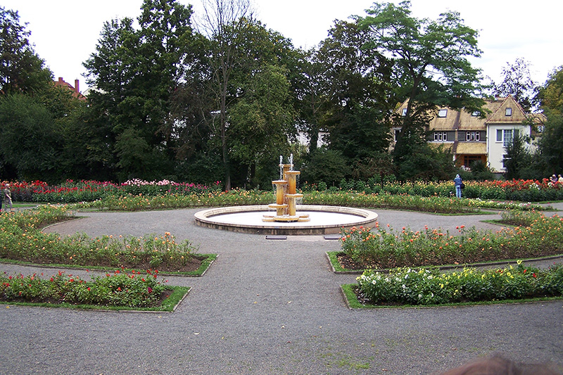 Brunnen des Bauleiters  van der Velde  - Thilo Schoder - im Daliengarten
