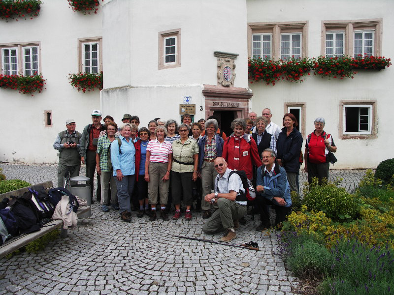 Gruppenbild vor dem Schlosseingang