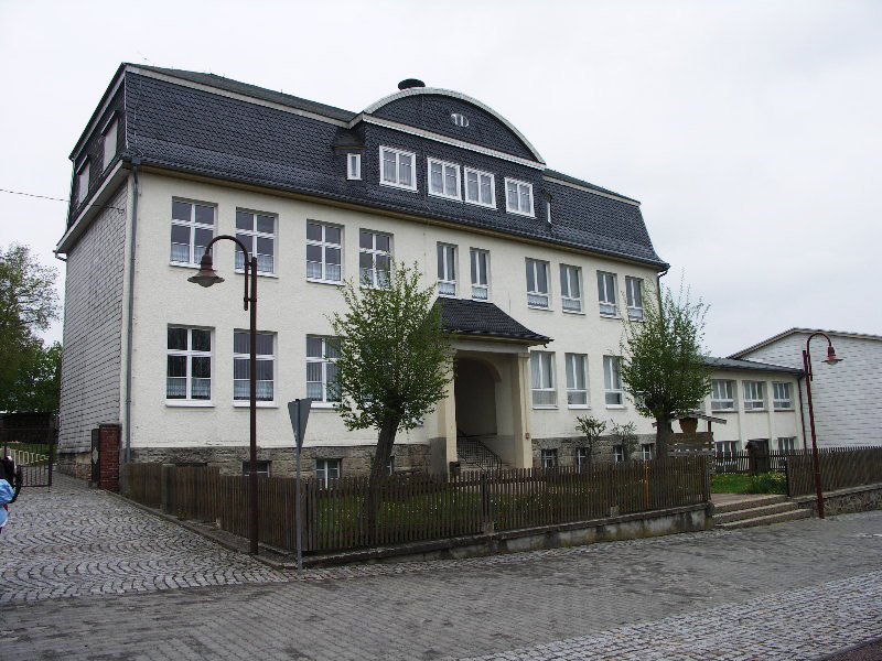 Ortsmitte: ehem. Schule, heute Gemeindeamt, Kindergarten und Gemeindesaal (ehem. Turnhalle)