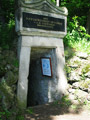 Kontrollschacht - nach Goethes Untersuchungen ausgefhrt durch Graf v. Sternberg 1834-37 gegraben zum Nachweis des Vulkanschlotes