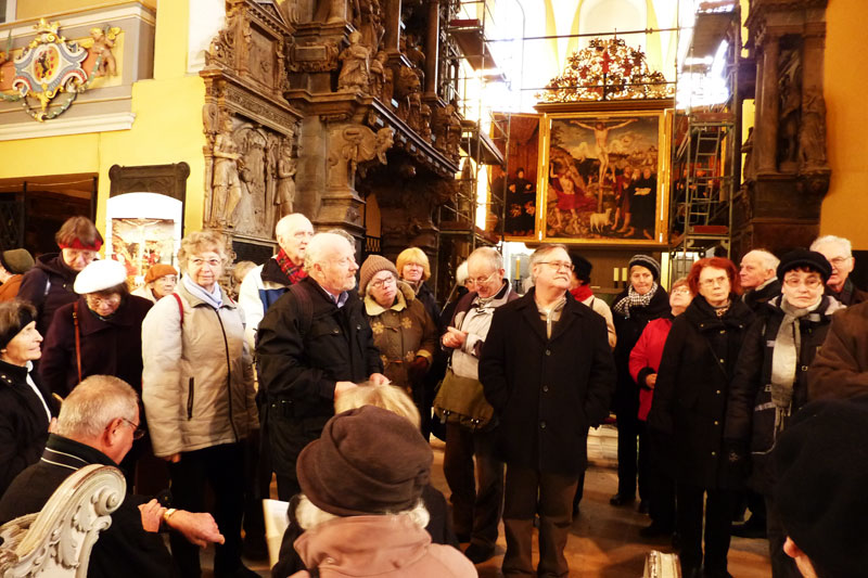55 Wanderfreunde verfolgen die Erl?uterungen zu den Kunstwerken der Stadtkirche