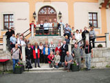 Teilnehmer- Foto auf den Stufen des Schlosses Schnberg