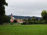 Blick zurck aus dem Park zum Ort Bendeleben und seiner Kirche