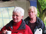 Fr. Neumerkel und unsere Wanderfhrerin Ingrid Hofmann trugen die Kaffeetafel auf