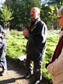 Wanderleiter Peter Dornaus erlutert den Tagesablauf am Farbenkinderhof Pritschroda