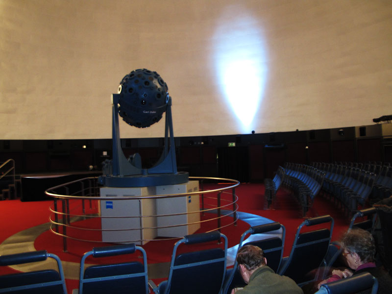 der moderne Projektor im Planetarium