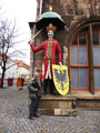 Der Roland als Zeichen der Reichsfreiheit der Stadt Nordhausen hat seinen Schirm noch aufgespannt!