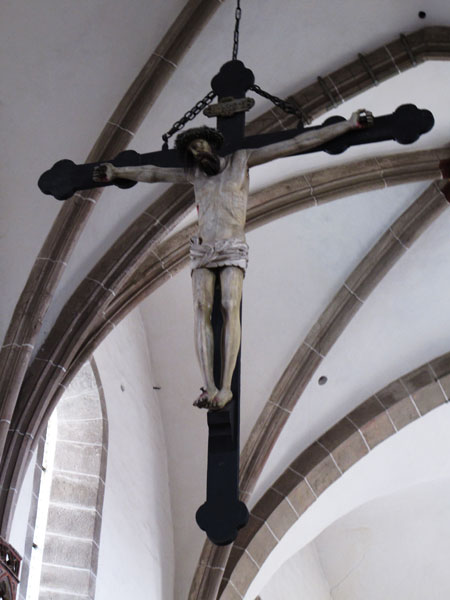 Gotisches Kruzifix im Scheitelbogen des Chores von 1450