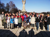 das Gruppenfoto der Wandergruppe mit dem Geschftsfhrer der Landesgartenschau auf der historischen Fischhofbrcke