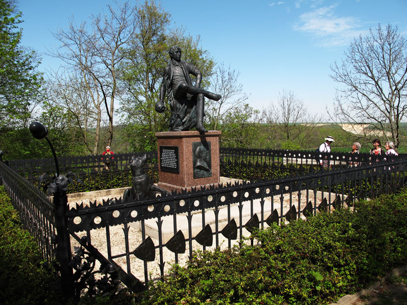 hier das Denkmal des jungen Bismarck neben mehreren Gedenkst?tten der Coprstudentenschaften kurz vor der Rudelsburg