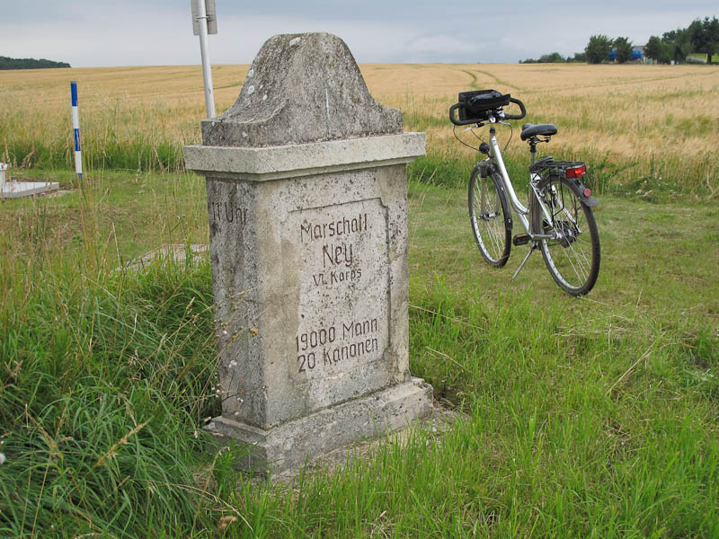 ?berall am Wegesrand stehen Denksteine der Schlacht bei Jena und Auerstedt 1806 - hier ein Napoleonischer Stein