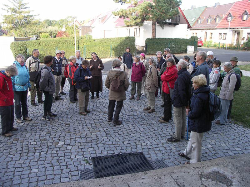 Beginn der Wanderung vor dem Karmeliterinnenkloster in Weimar-Sch?ndorf 
