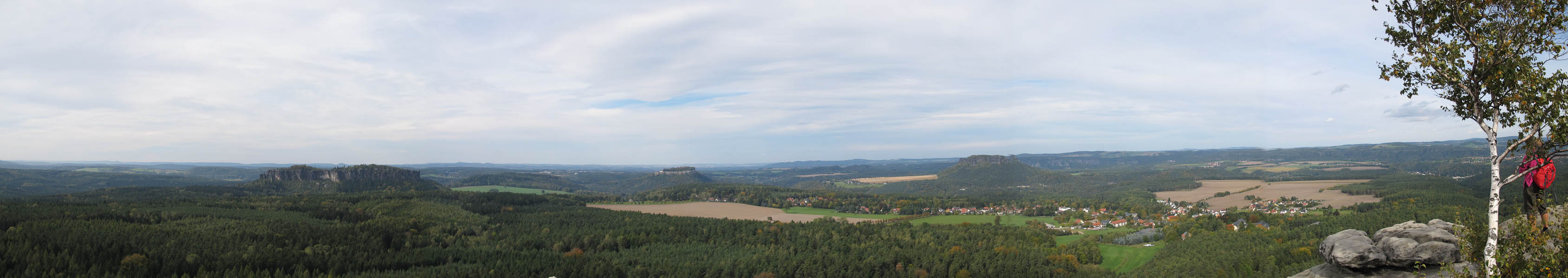 Das Panorama vom Pfaffenstein mit Barbarine, Quirl, K?nigstein, Lilienstein und dem Ort Gorisch ist gewaltig