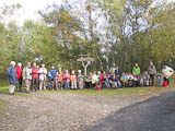 Gruppenbild der ganzen Wandergruppe "LEW" am Fue des Schneeberges