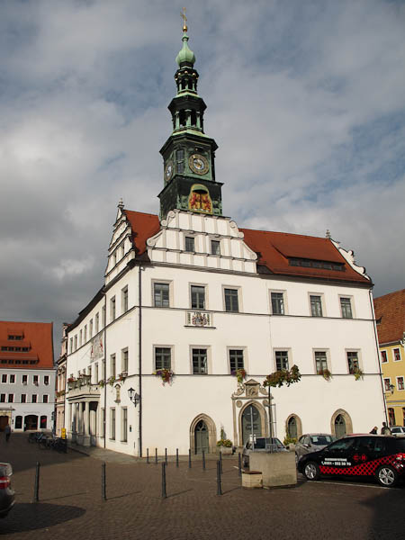 das Rathaus von Pirna - ein gotischer Bau, zur Renaissancezeit  umgebaut und mit barockem Turm versehen.