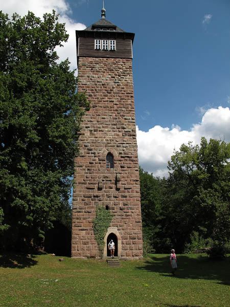 der Burgturm ist sicher nicht mehr original - aber gut gestellt.