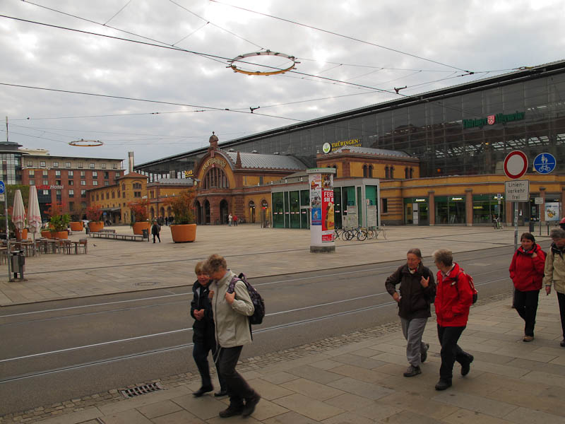 die denkmalgesch?tzte Hauptbahnhofsfassade ist doch ein gelungenes Architekturensemble