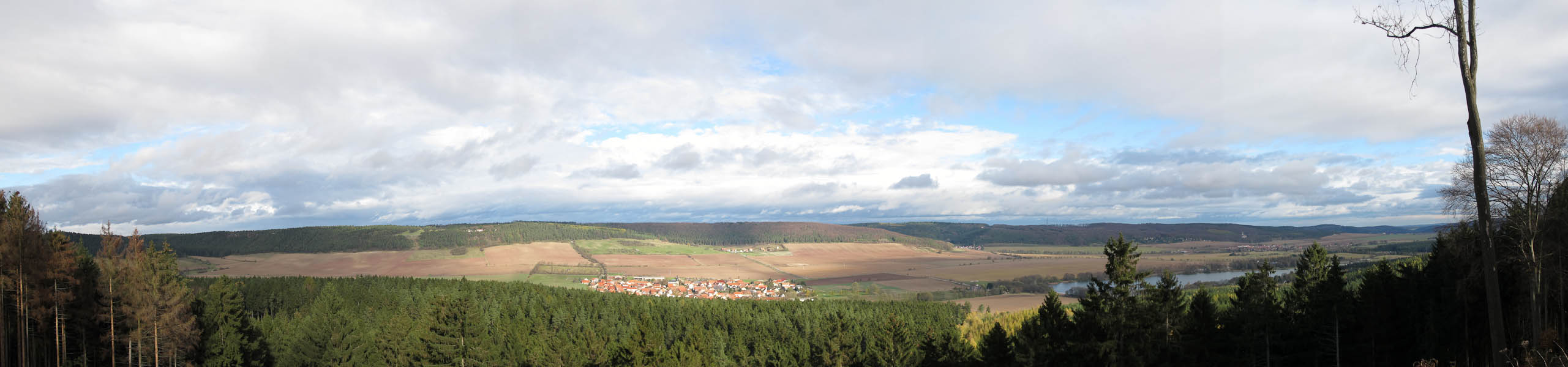 Panorama vom K?nigsstuhl ins Tal von Hohenfelden bis Tonndorf