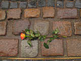 am Dreizeiler in der Schillerstrae - Gedenkstein fr Olaf Leser - Grnder der Weimarer Aidshilfe