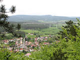 Blick zurck vom Veronikaberg - dem Karolinenblick (514,3 mNN)  ber Martinroda, die neue A71, Ilmenau-Roda zum Kickelhahn (861 mNN)
