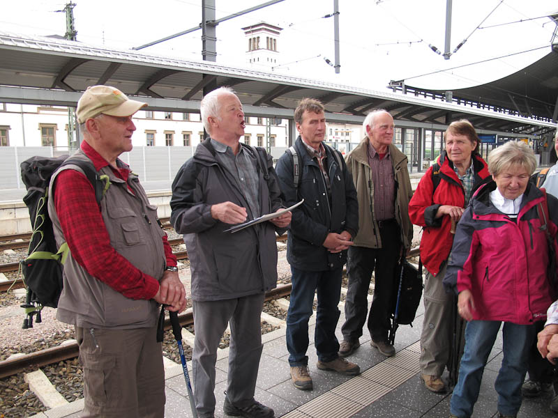 erst auf dem Erfurter ICE-Bahnhof ist Zeit zur Verabschiedung und Dank an den Wanderleiter Horst Hopfgarten