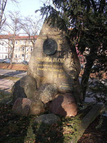 am Gedenkstein von Georg Wilhelm Heinrich Harenc aus der Mark, genannt Willibald Alexis im Park neben der "Froschklinik"