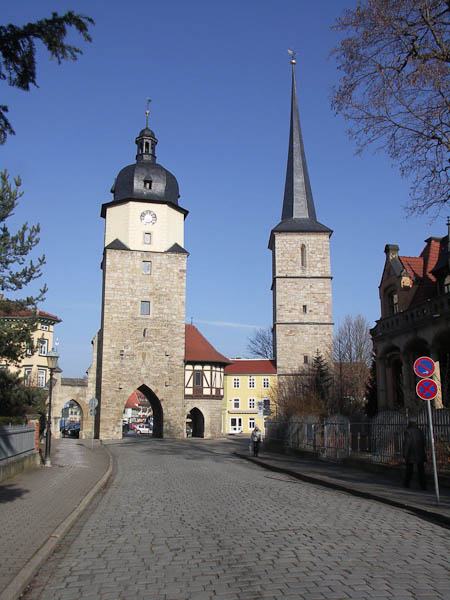 Stadtmauerturm und Kirchturm der ehemaligen Kirche - nur noch Glockenturm