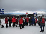 die Wandergruppe vermummt zum Schutz gegen den Schneesturm