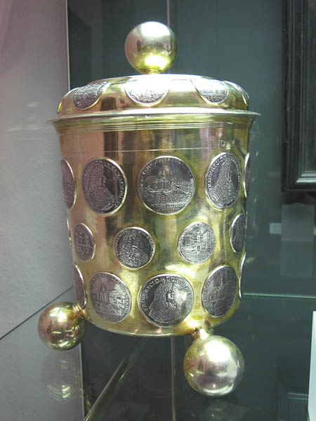 ein M?nzpokal - angefertigt zur Grundsteinlegung des Schlosses Friedrichswerth bei Gotha 1689