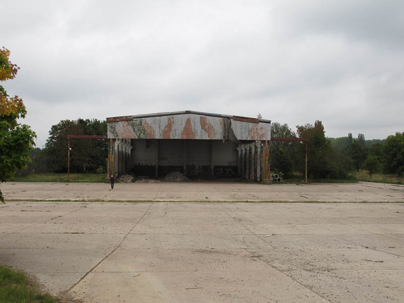 die ehemalige Werkstatthalle des Hubschrauberplatzes der GUS-Truppen aus den 1970er Jahren - heute letztes vorhandenes Geb?ude