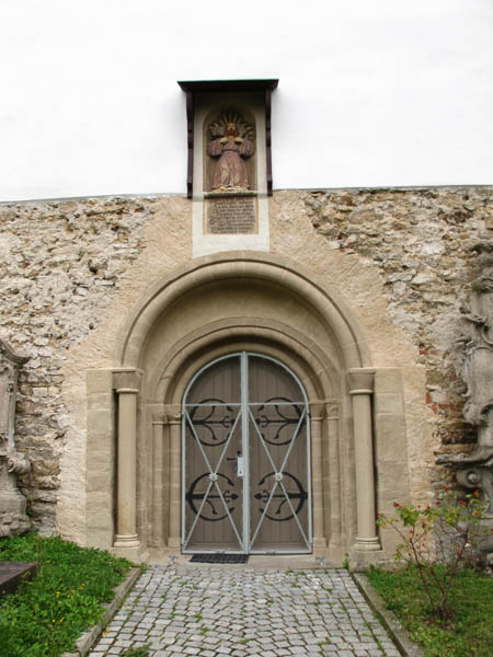 das ?lteste romanische Bauteil aus dem 12. Jhdt. an der Westseite der Bergkirche