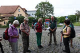 Winnie Grtner beginnt ihre Wanderung mit einem Vortrag ber grne Landschaften am Bahnhof Stadtroda