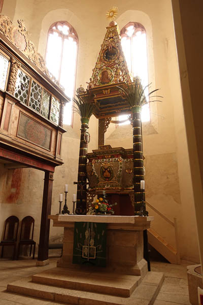 in der Marienkirche der neu aufgestellte restaurierte Kanzel-Pyramiden-Altar von 1694