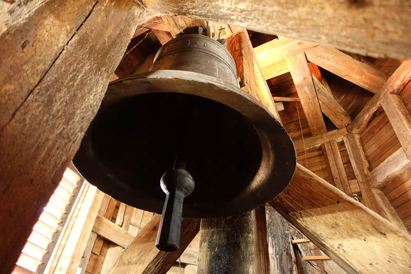 diese Original-Bronze-Glocke aus dem Jahre 1456 haengt heute noch im Turm