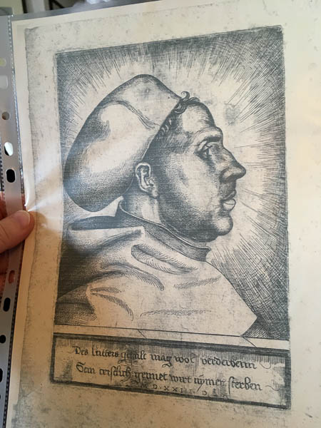 ein Kupferstich von 1521 zeigt Martin Luther als Magister in Wittenberg
