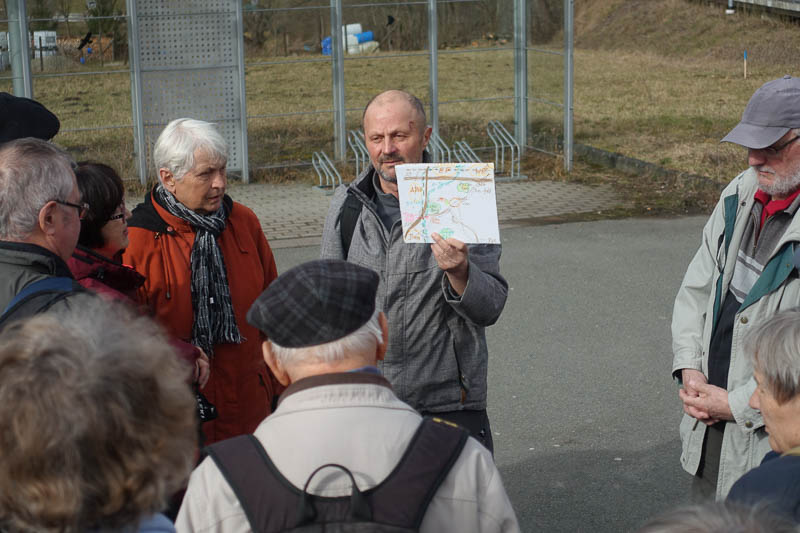 Peter Dornaus beginnt seine Wanderung mit fachgerechter Skizze der Trassen von Traszdorf am Bahnhof Niederwillingen