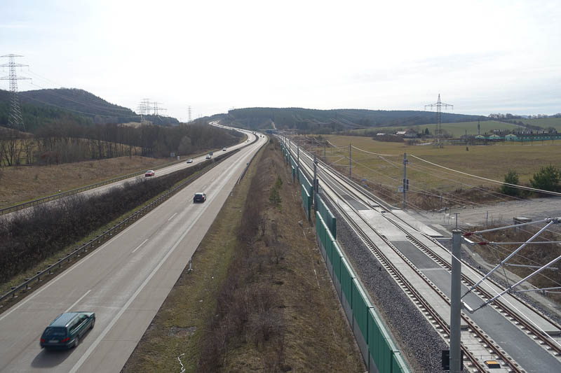 die Buendelungstrasse von links  - 500 kV Trasse Nordsee-Bayern; - A71; - ICE-Trasse Erfurt-Eberfeld; - Gleichstromtrasse fuer ICE-Strecke!