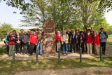 Erinnerungsfoto der gesamten Exkursionsgruppe am Lutherstein bei Stotternheim