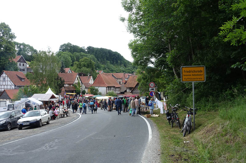 Eingang ins Dorf Freidrichsrode - sonst 76 Einwohner - heute 7.000 Gaeste!