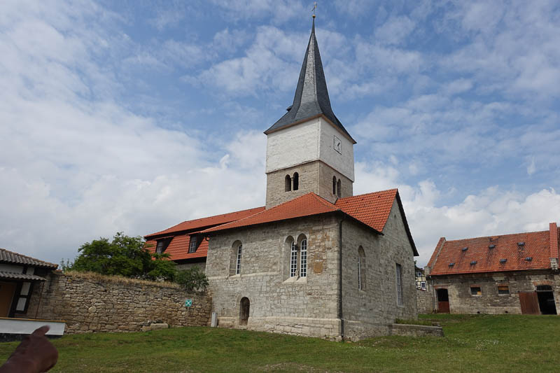 die Kirche von Naegelstedt am Rande des Stiftshofes
